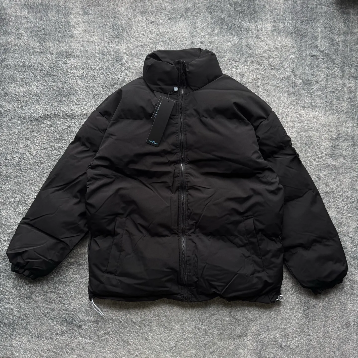 P280 Stone Island New nylon zipper outdoor functional stand-up collar cotton jacket Stone Island 23FW new product recommendation Classic nylon stand-up collar cotton jacket Short loose silhouette Suitable for various body types Specially treated nylon fabric Waterproof and anti-fouling Classic armband embellishment on the arms Customized buttons Complete with three-label hangtags Hand-stuffed down cotton inside Full and stylish Highly warm and OEM quality Factory OEM quality Exquisite workmanship Black and gray recommended Suitable for both men and women Color: Black Gray Size: M-2XL Length Bust Shoulder Width Sleeve Length M 74 128 60 60 L 76 132 62 61 XL 78 136 64 62 2XL 80 140 66 63